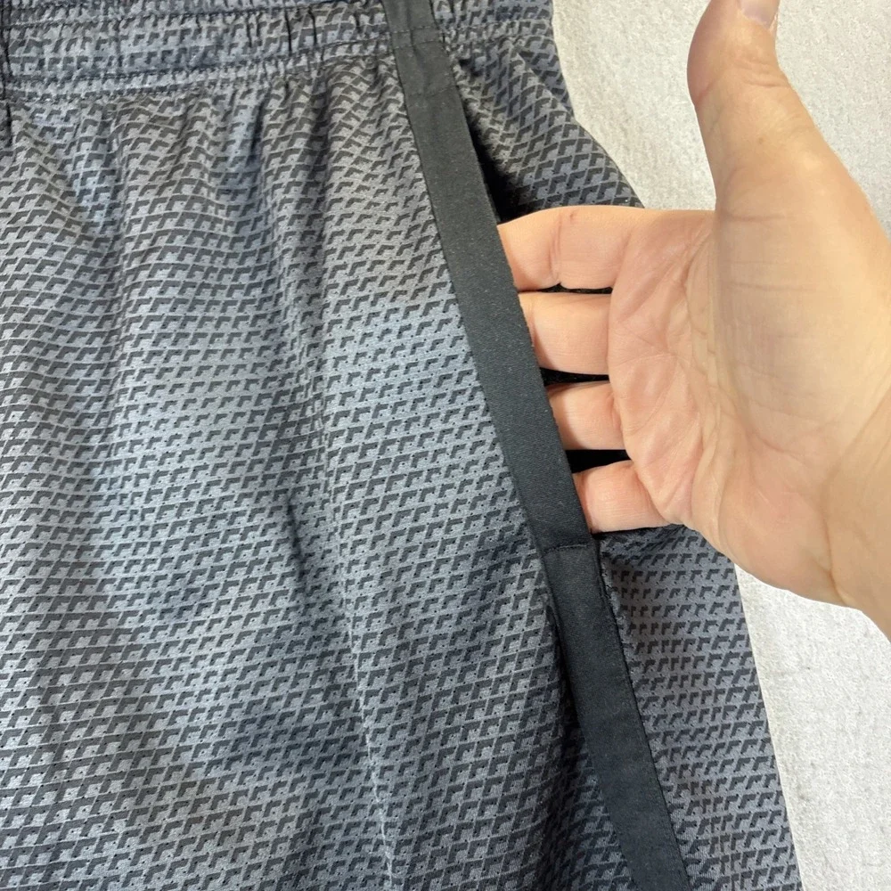 Under Armour‎ Shorts Boys Youth Large Black Loose Athletic Basketball Geometric
